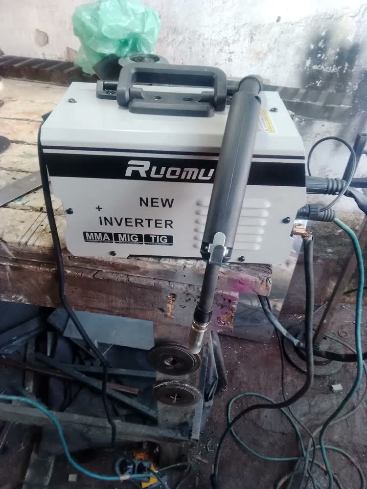 foto de Máquina De Solda Inversora Mig Sem Gás 3 Em 1 Mma Tig Lift 160a Com Tocha Mig E Acessórios