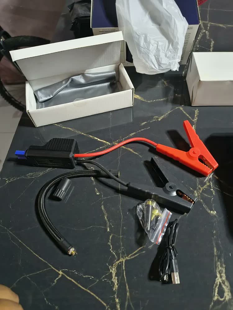 foto de Auxiliar De Partida Com Compressor De Ar 150 Psi Calibrador Digital De Pneu 12V 4 Em 1 Recarregável Bivolt Inflador Mangueira Para Carro Caminhonete SUV Pickup Emergência Automotiva MidiaFone