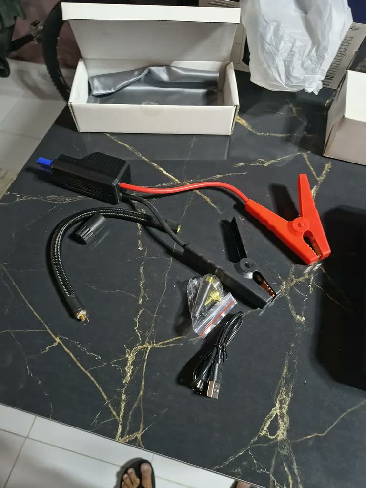foto de Auxiliar De Partida Com Compressor De Ar 150 Psi Calibrador Digital De Pneu 12V 4 Em 1 Recarregável Bivolt Inflador Mangueira Para Carro Caminhonete SUV Pickup Emergência Automotiva MidiaFone