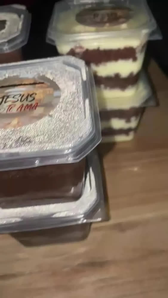 foto de 100un Pote Quadrado Plástico 250ml + 100un Colher Doces Transparente