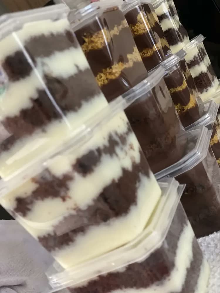 foto de 100un Pote Quadrado Plástico 250ml + 100un Colher Doces Transparente