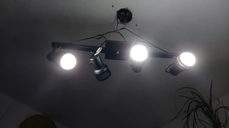 foto de Luminária Spot Trilho Tela Alumínio Bocal E27 100w 110/220v Preto