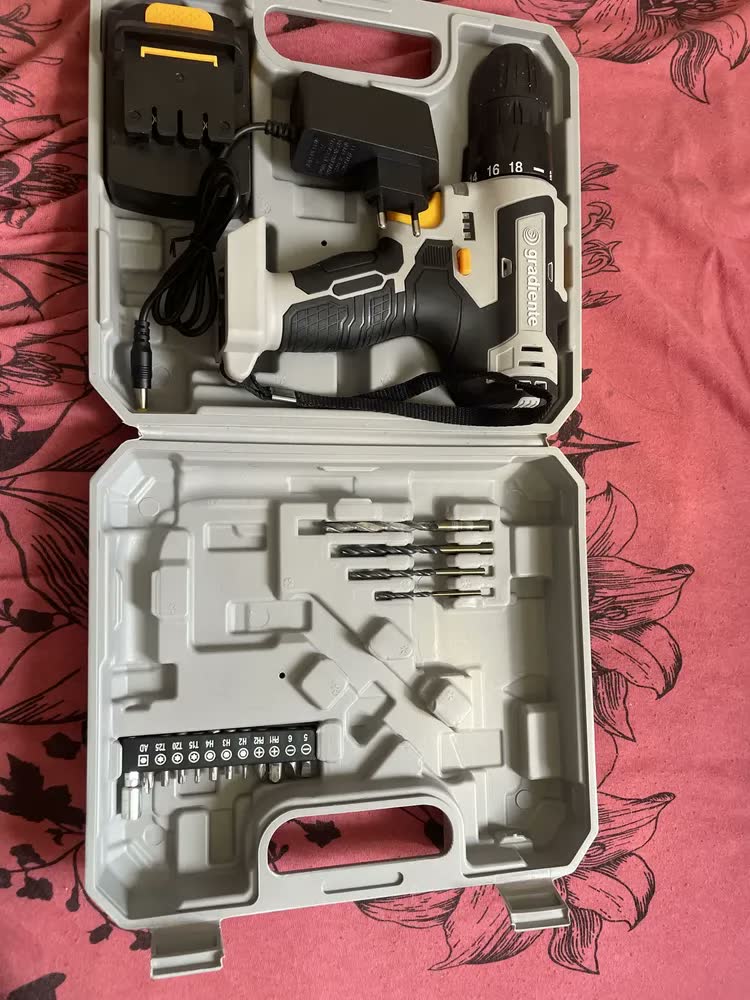 foto de Parafusadeira Furadeira Sem Fio A Bateria 12V 3/8 Pol. 10mm Gradiente Profissional Com Maleta Brocas e Bits