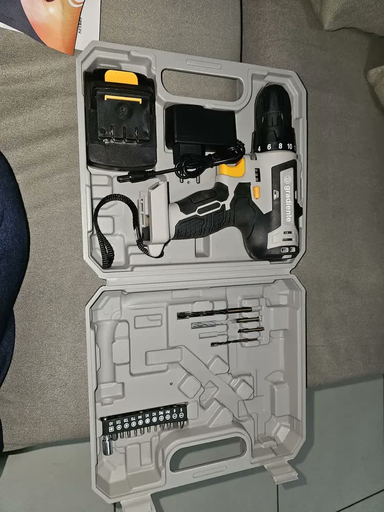 foto de Parafusadeira Furadeira Sem Fio A Bateria 12V 3/8 Pol. 10mm Gradiente Profissional Com Maleta Brocas e Bits