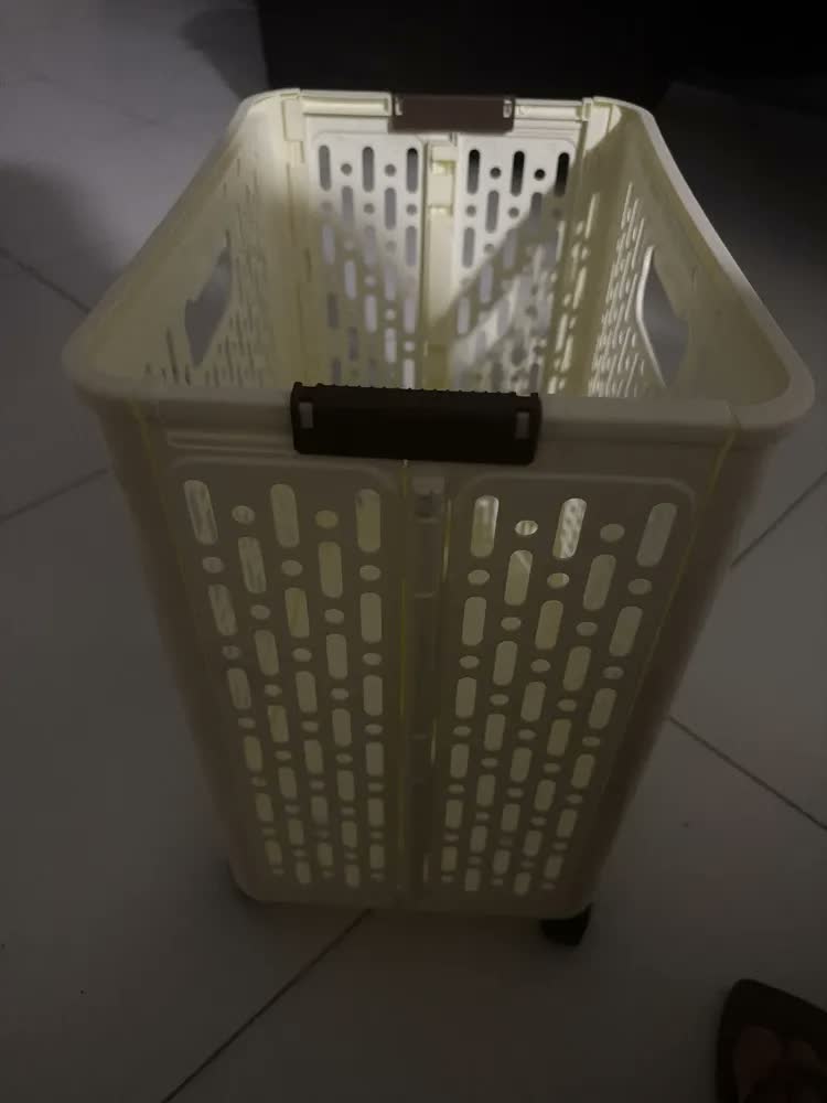 foto de Cesto De Roupa Suja Dobrável Com Alça Rodinhas Banheiro Branco Lisa