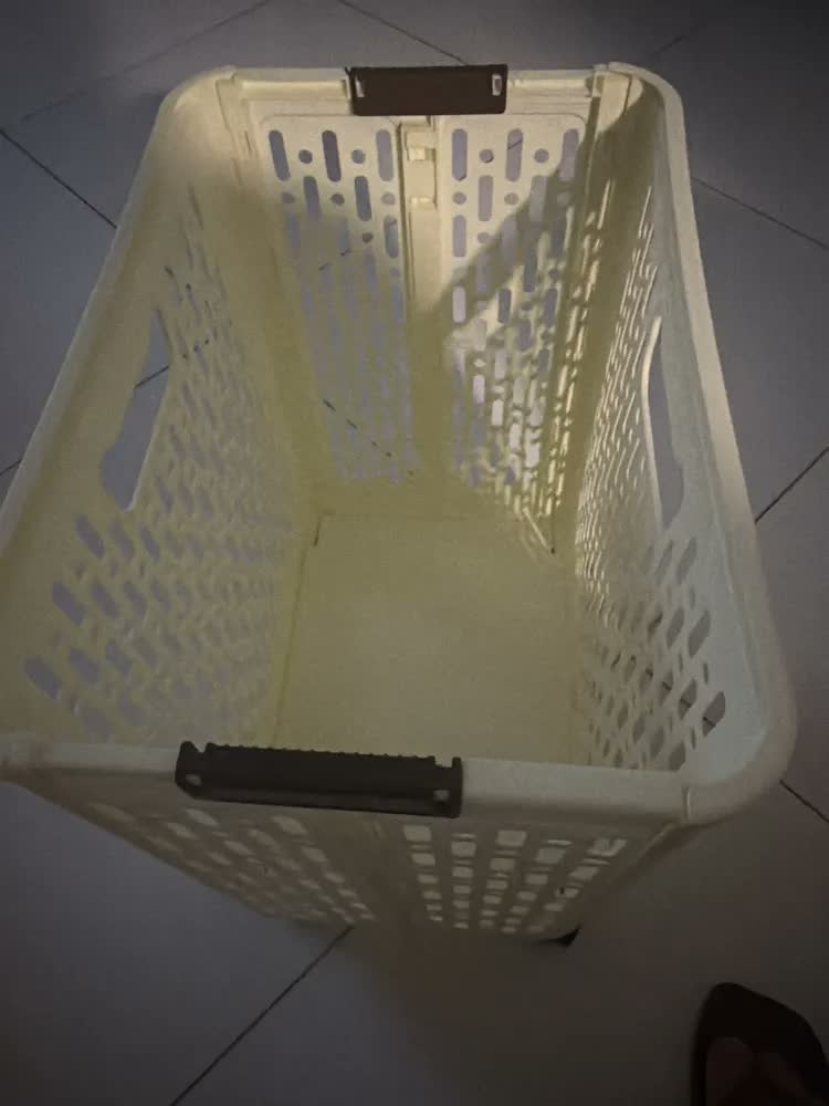 foto de Cesto De Roupa Suja Dobrável Com Alça Rodinhas Banheiro Branco Lisa
