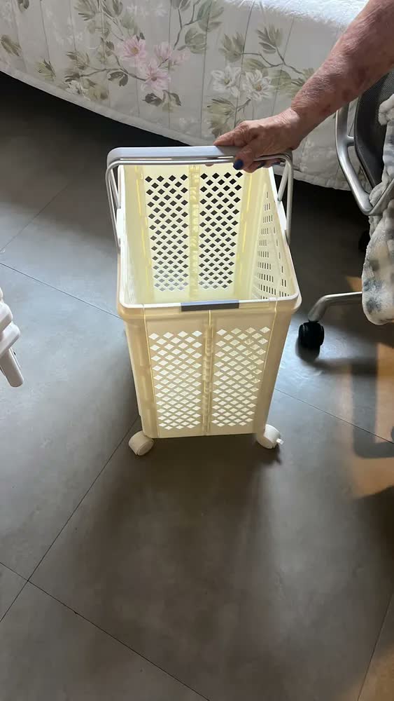 foto de Cesto De Roupa Suja Dobrável Com Alça Rodinhas Banheiro Branco Lisa