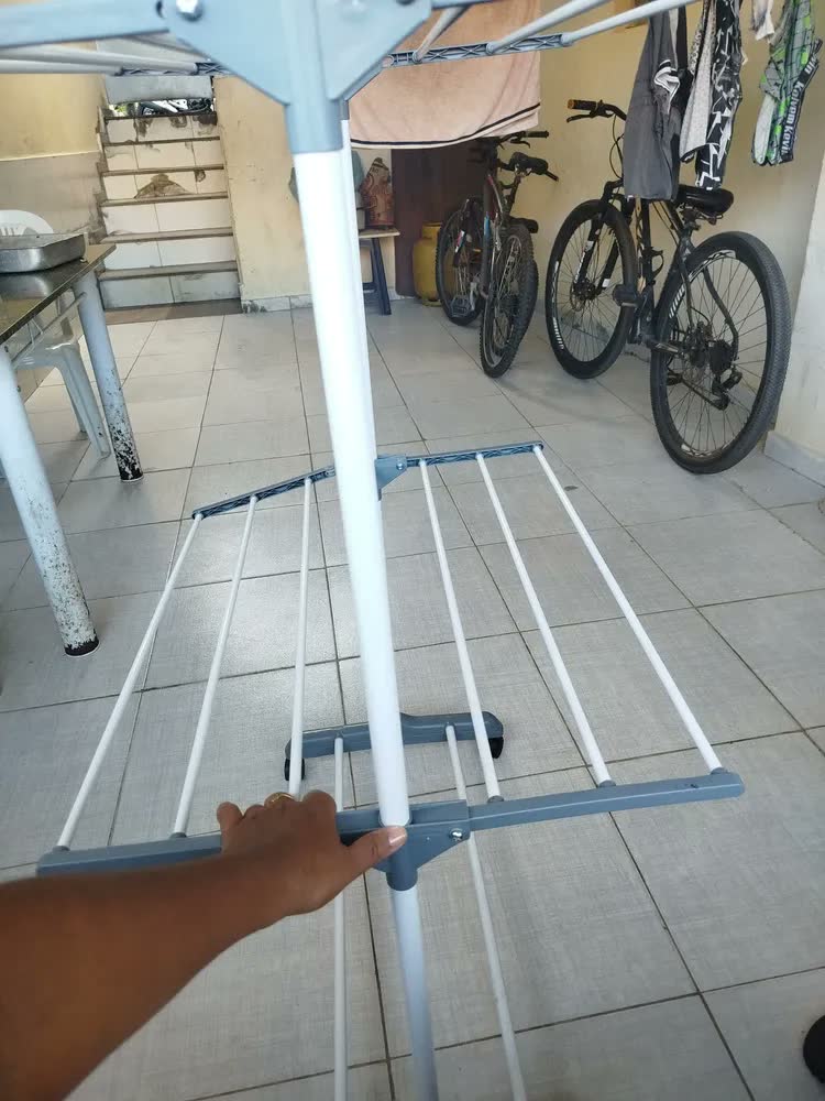 foto de Varal de Chão Grande 3 Andares Apartamento Kit Net Dobrável Vertical Retrátil com Rodinhas e Suporte Para Cabide Reforçado Capacidade para Roupas Toalhas Lençóis Edredom Lavanderia Multiuso e Compacto