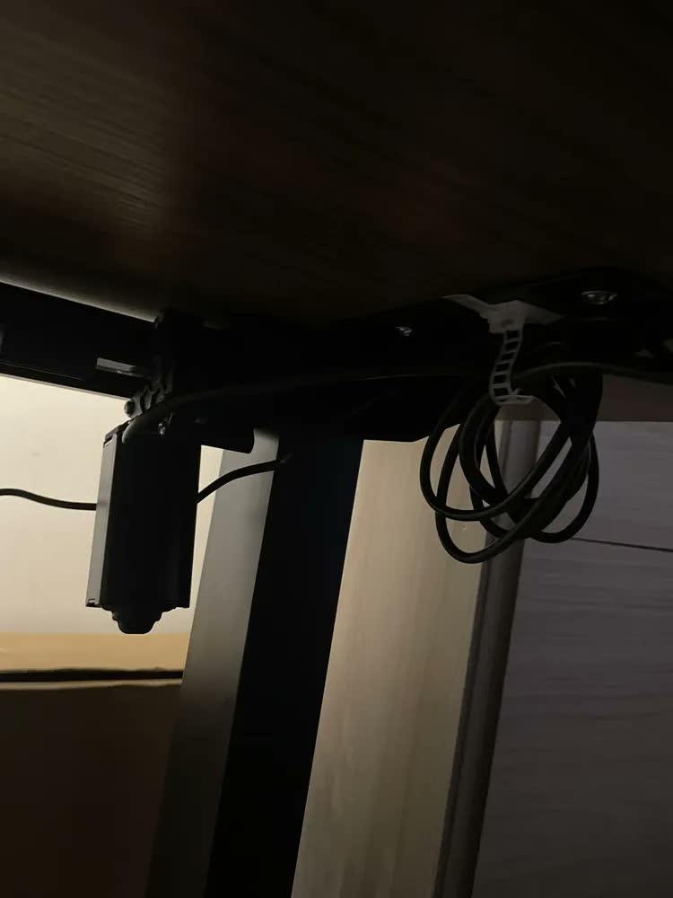 foto de Estrutura De Mesa Elétrica Ergonômica Ajustável C/ Regulagem Altura Estável Escritório Cor Branca LuvinCo