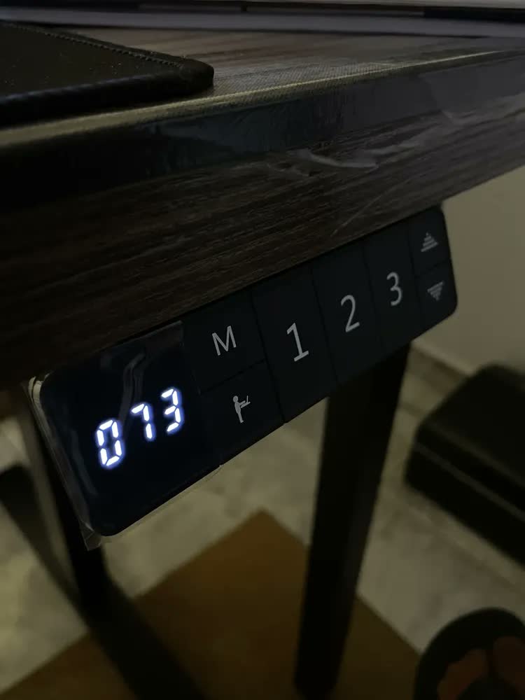 foto de Estrutura De Mesa Elétrica Ergonômica Ajustável C/ Regulagem Altura Estável Escritório Cor Branca LuvinCo