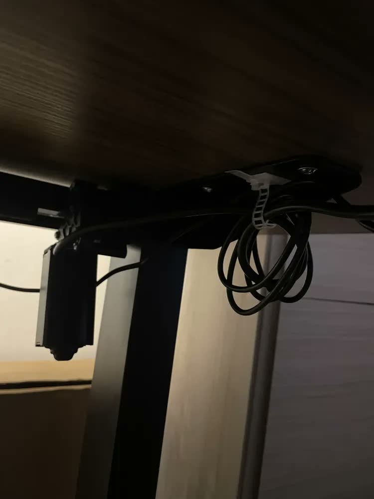 foto de Estrutura De Mesa Elétrica Ergonômica Ajustável C/ Regulagem Altura Estável Escritório Cor Branca LuvinCo