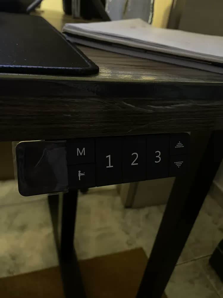 foto de Estrutura De Mesa Elétrica Ergonômica Ajustável C/ Regulagem Altura Estável Escritório Cor Branca LuvinCo