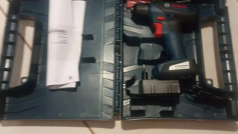 foto de Parafusadeira E Furadeira A Bateria Bosch Gsr 1000 Smart Maleta Com Kit Brocas E Soquetes Profissional 340 Peças