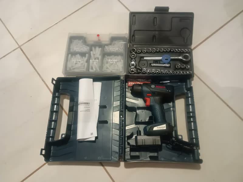 foto de Parafusadeira E Furadeira A Bateria Bosch Gsr 1000 Smart Maleta Com Kit Brocas E Soquetes Profissional 340 Peças