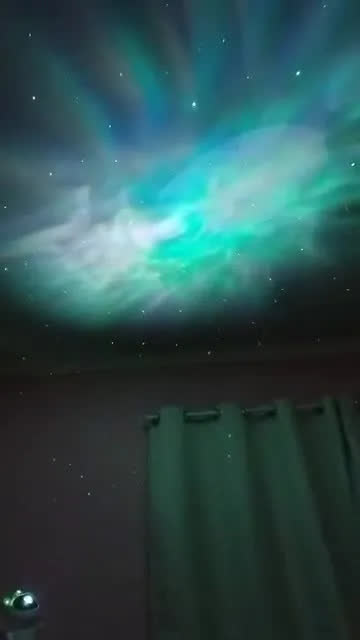 foto de Luminária Astronauta Lua Galáxa Estrela Led Bluetooth Efeitos Coloridos Caixa de Som Integrado 360° Ajustável Controle Remoto Perfeito para Dormir Luminaria de Mesa