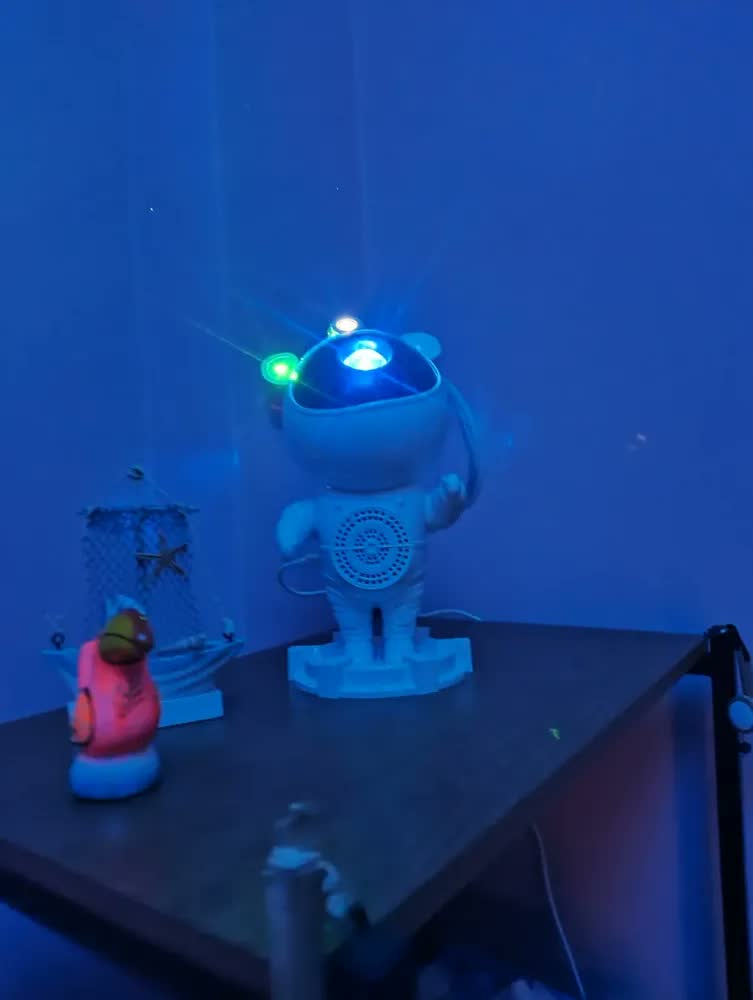 foto de Luminária Astronauta Lua Galáxa Estrela Led Bluetooth Efeitos Coloridos Caixa de Som Integrado 360° Ajustável Controle Remoto Perfeito para Dormir Luminaria de Mesa