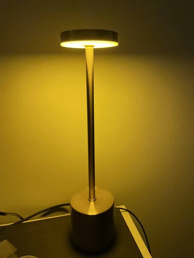 foto de Luminária de Mesa Abajur LED Dourada Sem Fio Recarregável USB-C Touch Dimerizável 3 Tons de Luz para Quarto Cabeceira Restaurante YR Ymports