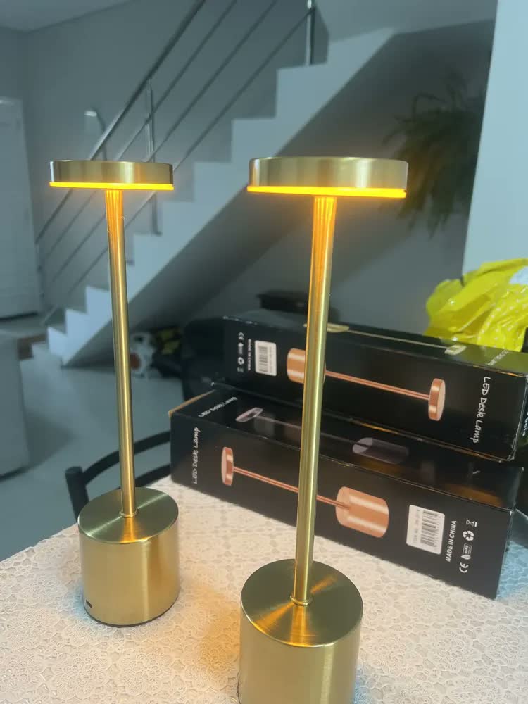 foto de Luminária de Mesa Abajur LED Dourada Sem Fio Recarregável USB-C Touch Dimerizável 3 Tons de Luz para Quarto Cabeceira Restaurante YR Ymports