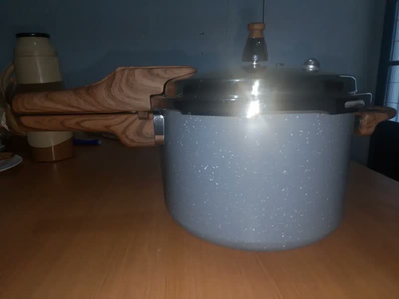 foto de Panela Pressão 4,2l Indução Cerâmica 4 Válvulas Segurança Cor Creme