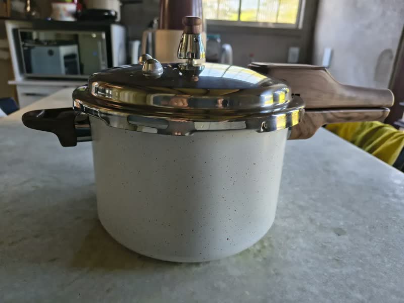 foto de Panela Pressão 4,2l Indução Cerâmica 4 Válvulas Segurança Cor Creme