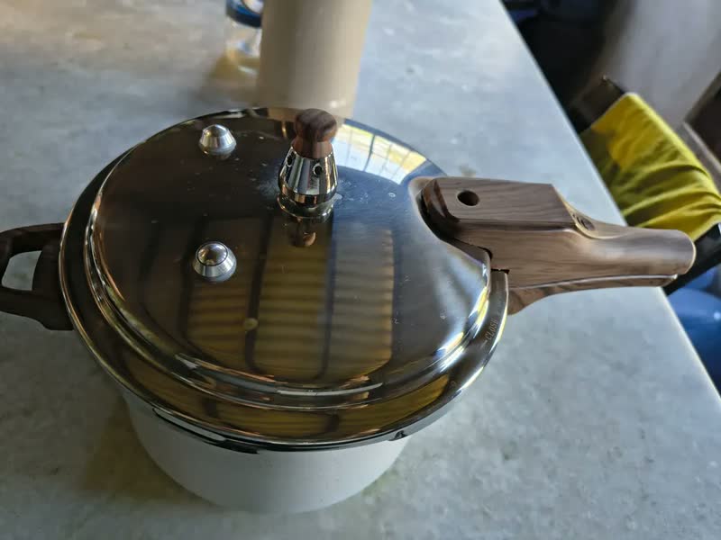 foto de Panela Pressão 4,2l Indução Cerâmica 4 Válvulas Segurança Cor Creme