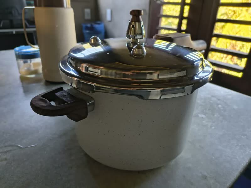 foto de Panela Pressão 4,2l Indução Cerâmica 4 Válvulas Segurança Cor Creme