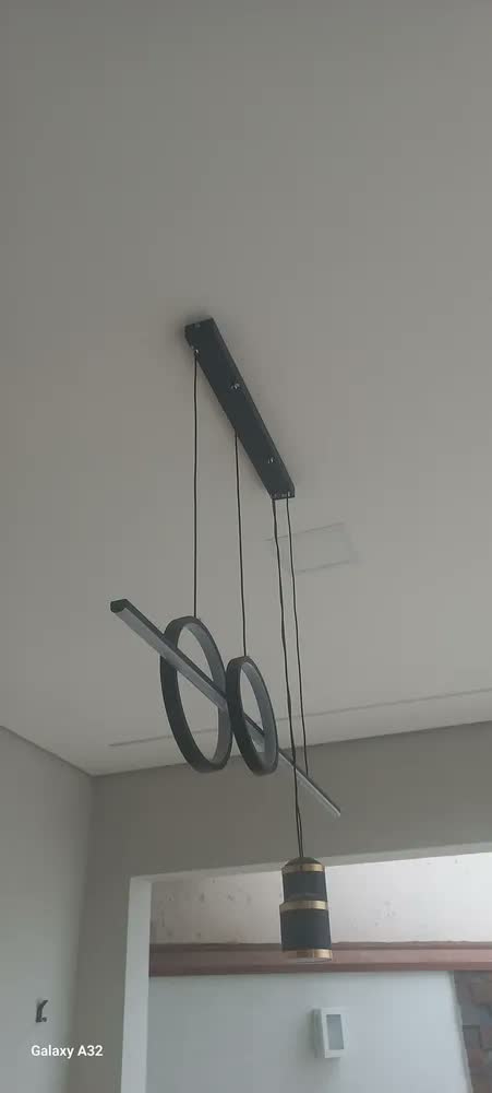foto de Lustre Sala de Jantar Moderno LED 3 Cores Luminária de Teto para Sala Quarto Lustre para Sala e Quarto Preto