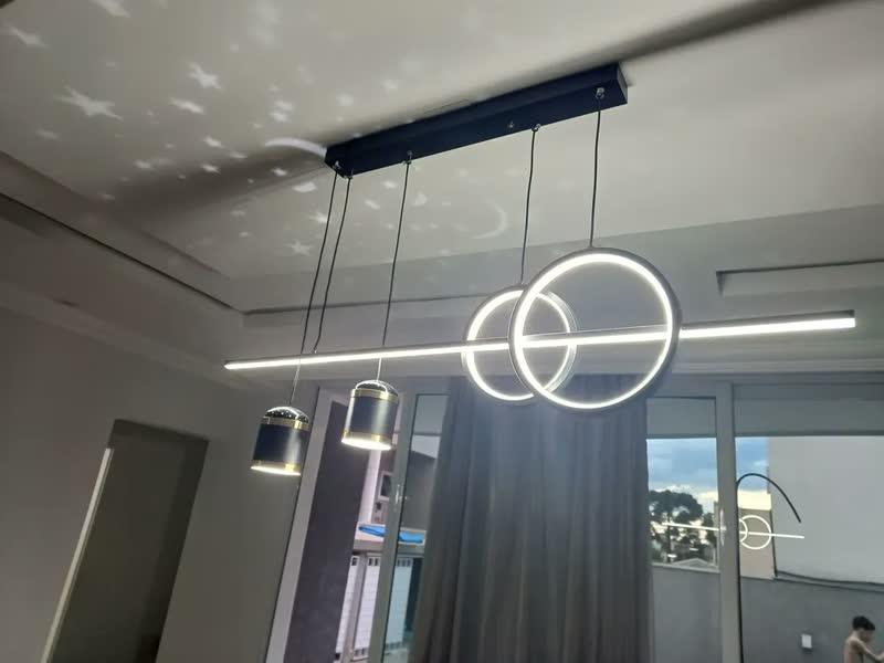foto de Lustre Sala de Jantar Moderno LED 3 Cores Luminária de Teto para Sala Quarto Lustre para Sala e Quarto Preto