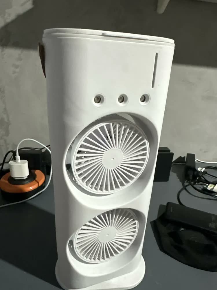 foto de Ventilador Climatizador Portátil Umidificador Duplo De Mesa Branco
