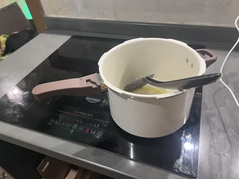 foto de Panela De Pressão Indução 4,2L Revestimento Ceramico Antiaderente Com 4 Valvulas De Segurança Fechamento Externo, Cabos Soft Touch Vitrex Creme Granito