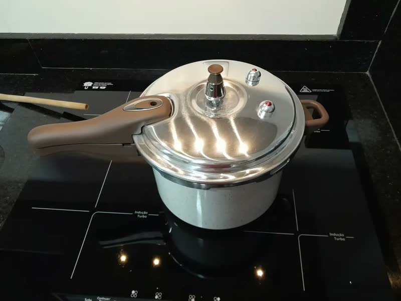 foto de Panela De Pressão Indução 4,2L Revestimento Ceramico Antiaderente Com 4 Valvulas De Segurança Fechamento Externo, Cabos Soft Touch Vitrex Creme Granito