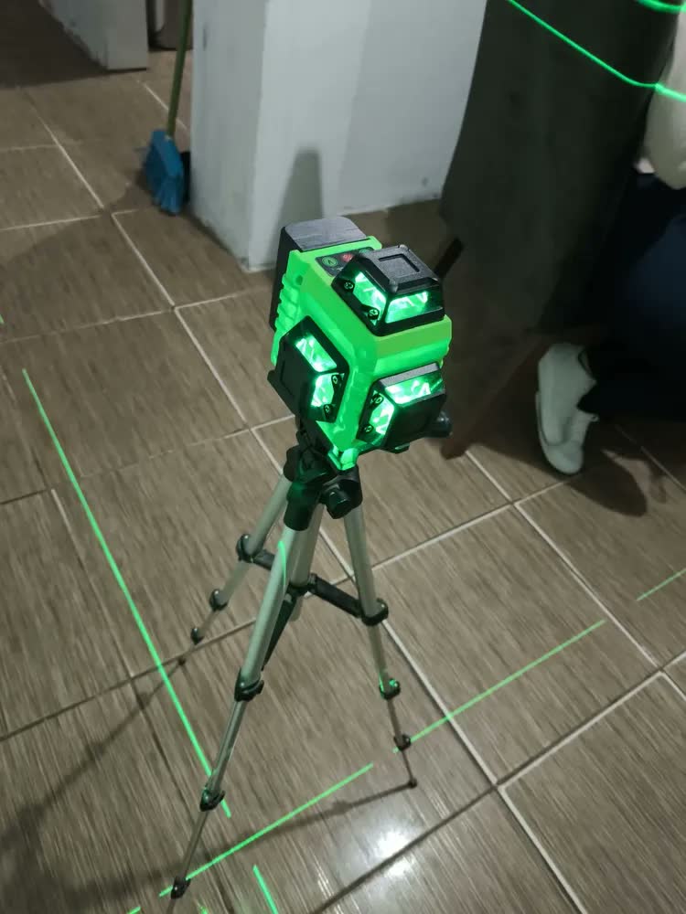 foto de Nível Laser Verde 16 Linhas War Shark 360° Autonivelante + 2 Baterias