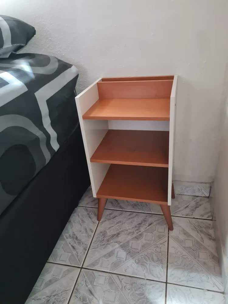 foto de Mesa De Cabeceira Criado Max Quarto Com Suporte Celular Lux Acabamento Fosco Cor Off white/Cinamomo