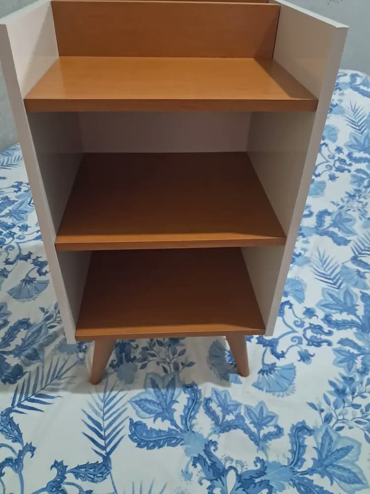 foto de Mesa De Cabeceira Criado Max Quarto Com Suporte Celular Lux Acabamento Fosco Cor Off white/Cinamomo