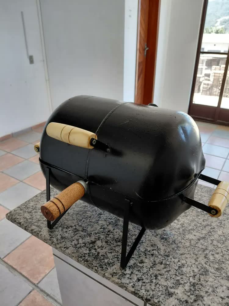foto de Churrasqueira Portátil Bafinho Mesa IGSTORE Compacta com Tampa Grelha Removível em Aço Cabos de Madeira Menor Consumo