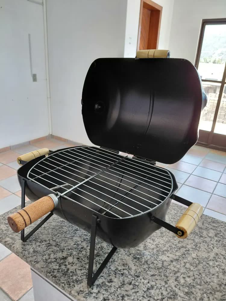 foto de Churrasqueira Portátil Bafinho Mesa IGSTORE Compacta com Tampa Grelha Removível em Aço Cabos de Madeira Menor Consumo