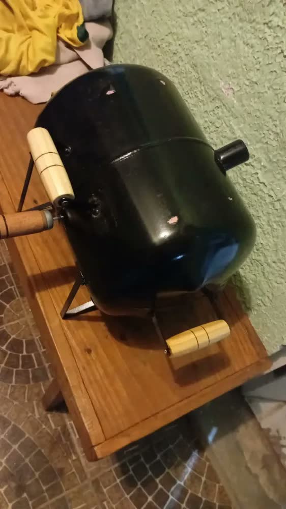 foto de Churrasqueira Portátil Bafinho Mesa IGSTORE Compacta com Tampa Grelha Removível em Aço Cabos de Madeira Menor Consumo