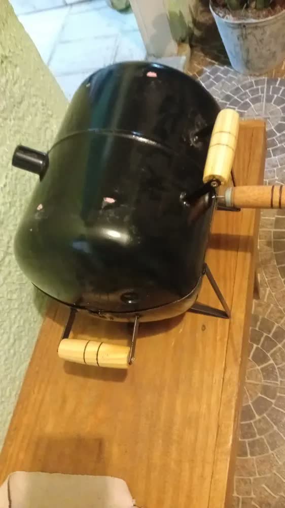 foto de Churrasqueira Portátil Bafinho Mesa IGSTORE Compacta com Tampa Grelha Removível em Aço Cabos de Madeira Menor Consumo