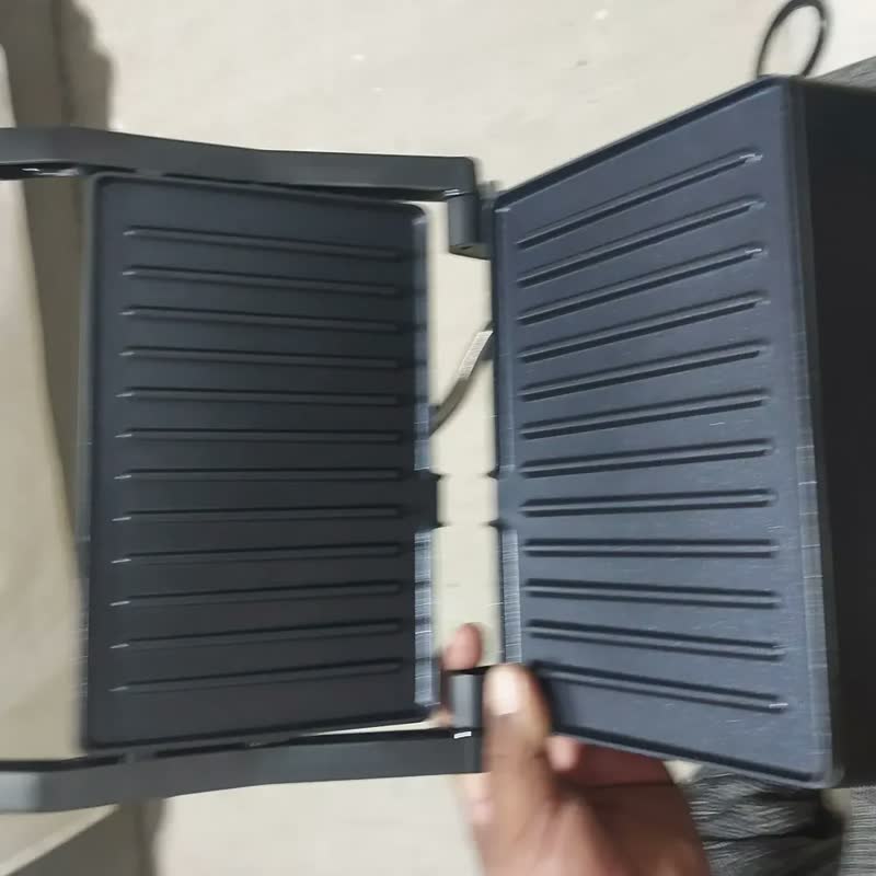 foto de Sanduicheira Grill Britânia Bgr27b 1000w Preto