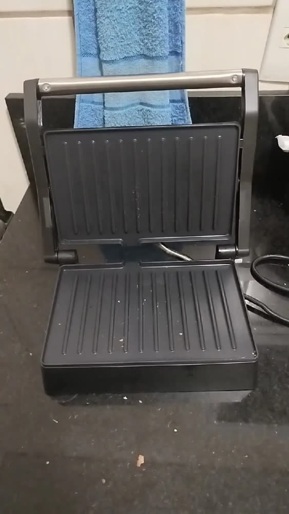 foto de Sanduicheira Grill Britânia Bgr27b 1000w Preto