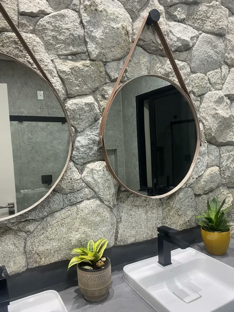 foto de Espelho Redondo Decorativo Alça 60x60 Moldura Em Couro Moldura Café