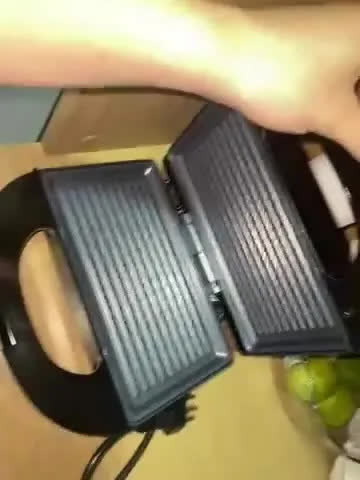 foto de Sanduicheira Elétrica 2 em 1 Pítia Grill e Chapa Antiaderente Preta