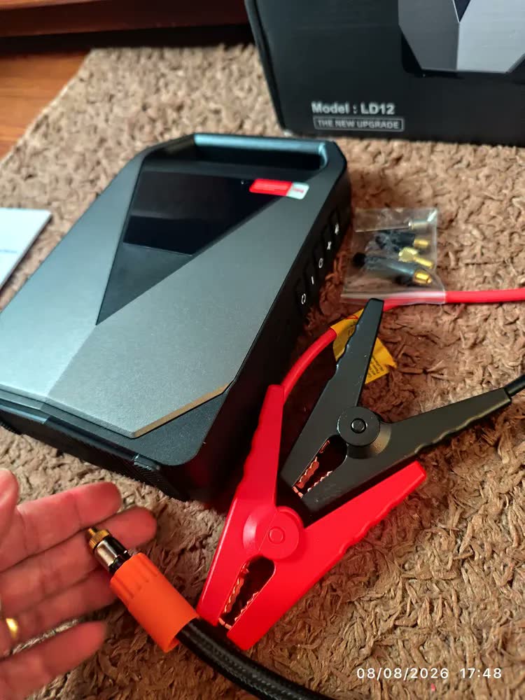 foto de aweshine Compressor de Ar Portátil 150PSI Automotivo com Auxiliar Partida Portátil,6 Modos Inflagem, Power Bank, Tela Digital Grande, Lanterna Emergência 3 Modos Compatível Carro Moto Caminhão