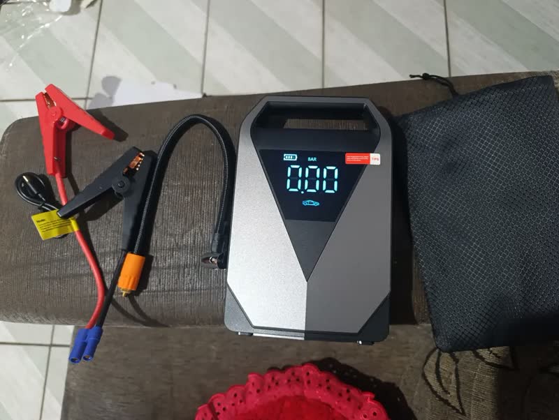 foto de aweshine Compressor de Ar Portátil 150PSI Automotivo com Auxiliar Partida Portátil,6 Modos Inflagem, Power Bank, Tela Digital Grande, Lanterna Emergência 3 Modos Compatível Carro Moto Caminhão