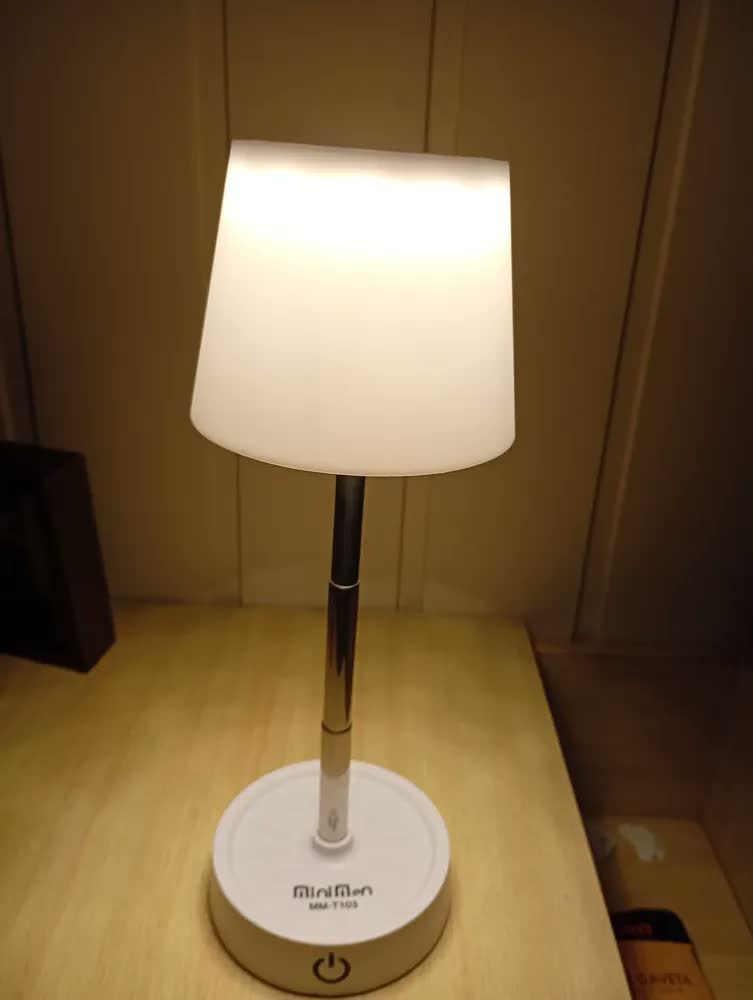 foto de Abajur De Mesa Touch Luminária Led Branco Recarregável Luz Aconchegante Quarto Sala Decoração Leitura Estudo Escritório Sem Fio Cúpula Altura Ajustável Lâmpada Amarela Cabeceira Moderna Bivolt UGGLA
