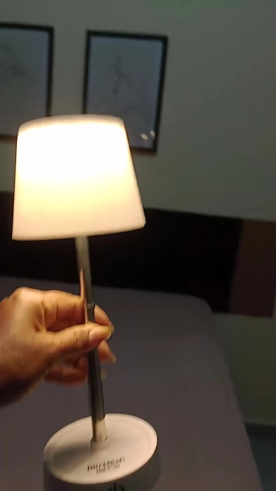 foto de Abajur De Mesa Touch Luminária Led Branco Recarregável Luz Aconchegante Quarto Sala Decoração Leitura Estudo Escritório Sem Fio Cúpula Altura Ajustável Lâmpada Amarela Cabeceira Moderna Bivolt UGGLA