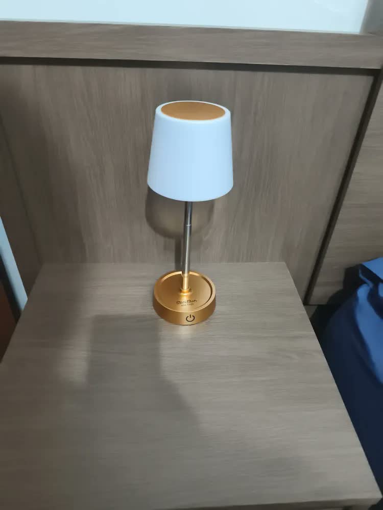 foto de Abajur De Mesa Touch Luminária Led Dourado Recarregável Luz Aconchegante Quarto Sala Decoração Leitura Estudo Escritório Sem Fio Cúpula Altura Ajustável Lâmpada Amarela Cabeceira Moderna Bivolt UGGLA