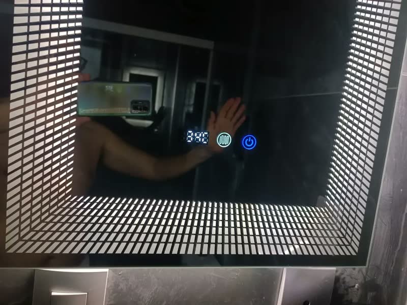 foto de Espelho Retangular de Parede LED Touch 50x70cm, 3 Cores de Luz, Antiembaçante com Relógio, Espelho Decorativo para Banheiro e Quarto, Decoração Minimalista e Luminosa, Design Sofisticado, -02