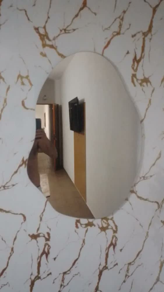 foto de Espelho de Banheiro Formato Orgânico Espelho Lapidado de Parede Espelho para Quarto Sala Closet Espelho Decorativo 55x75cm Espelho Minimalista para Lavabo Hall de Entrada Espelho Irregular Arquitetura