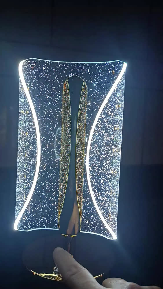 foto de Luminária LED de Mesa Recarregável Dourada EPM Imports, Sem Fio e Com 3 Tons de Luz